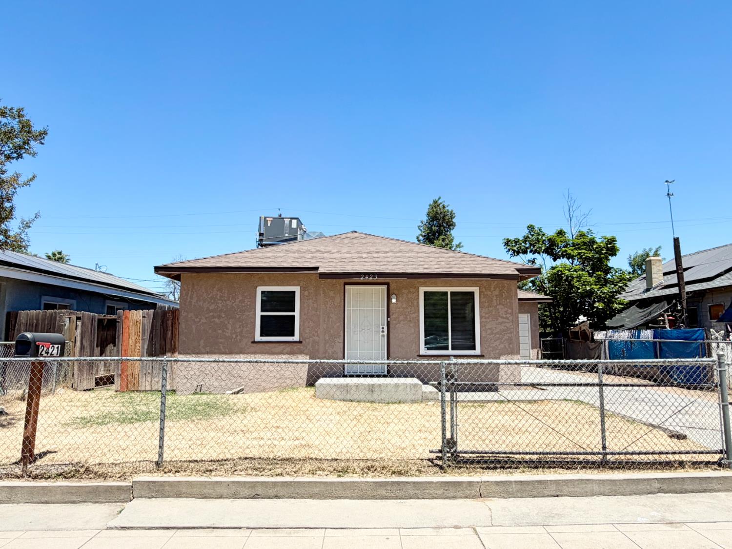 2421 E Clay Ave, Fresno, CA 93701