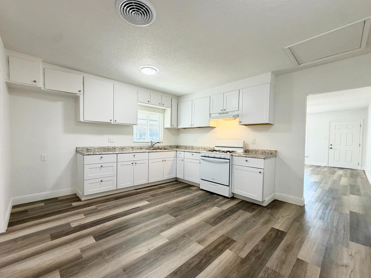 2421 E Clay Ave, Fresno, CA 93701