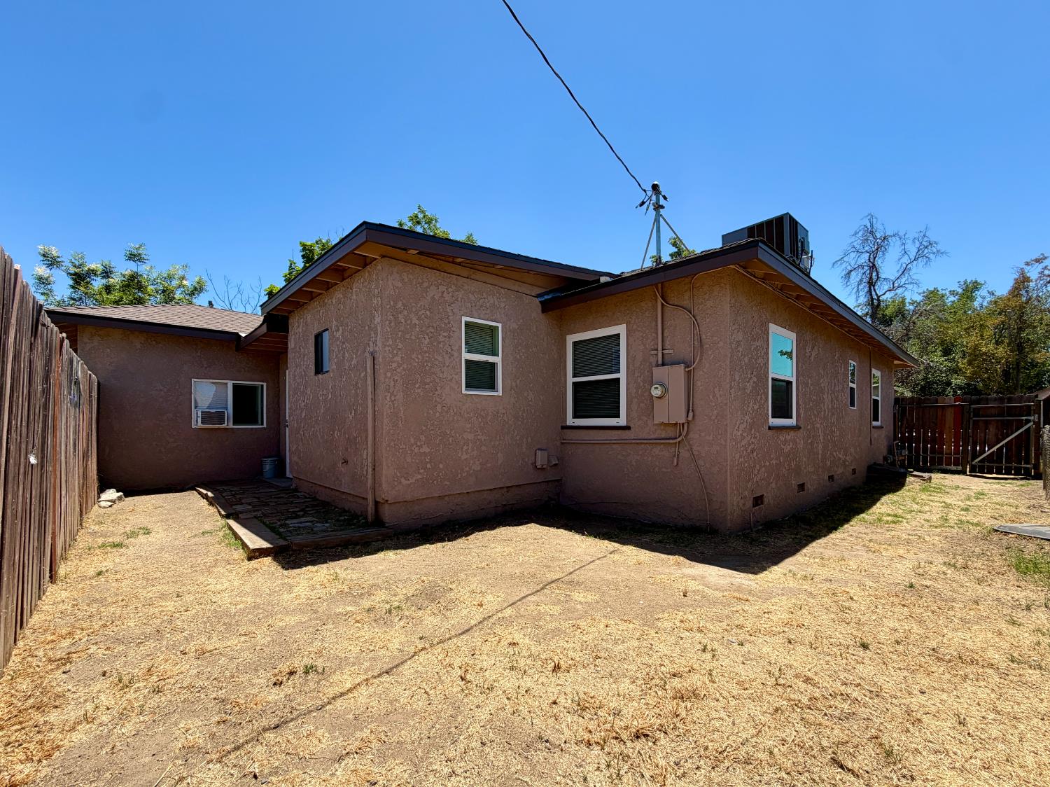 2421 E Clay Ave, Fresno, CA 93701
