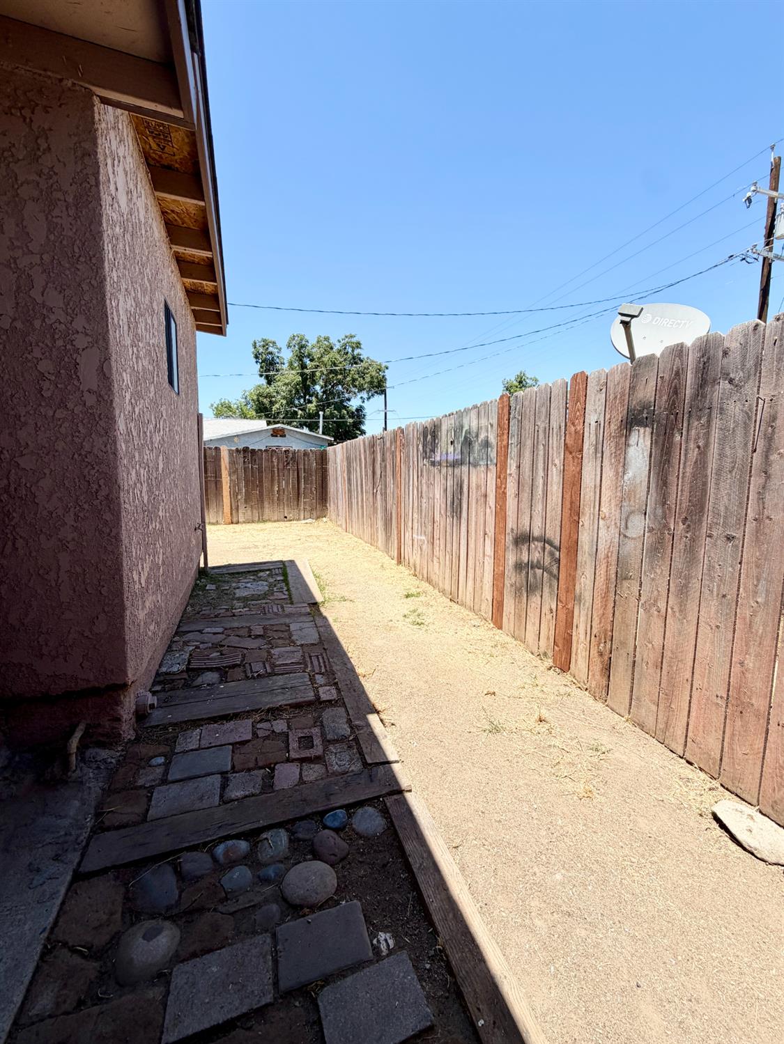 2421 E Clay Ave, Fresno, CA 93701
