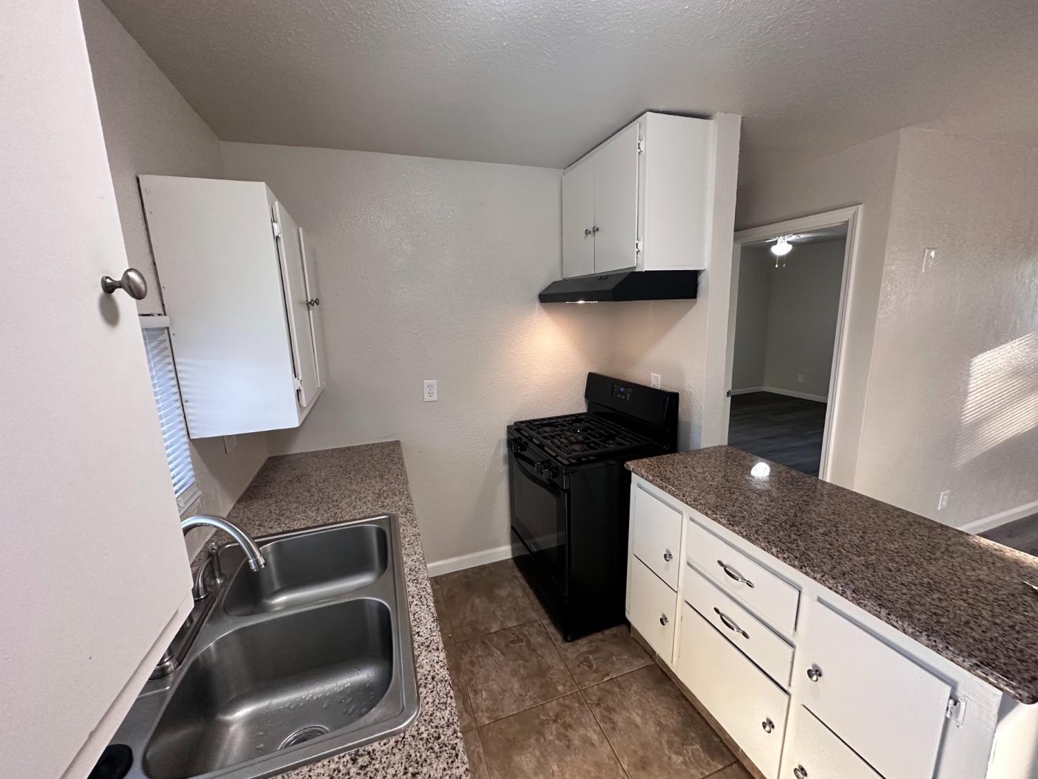 2421 E Clay Ave, Fresno, CA 93701