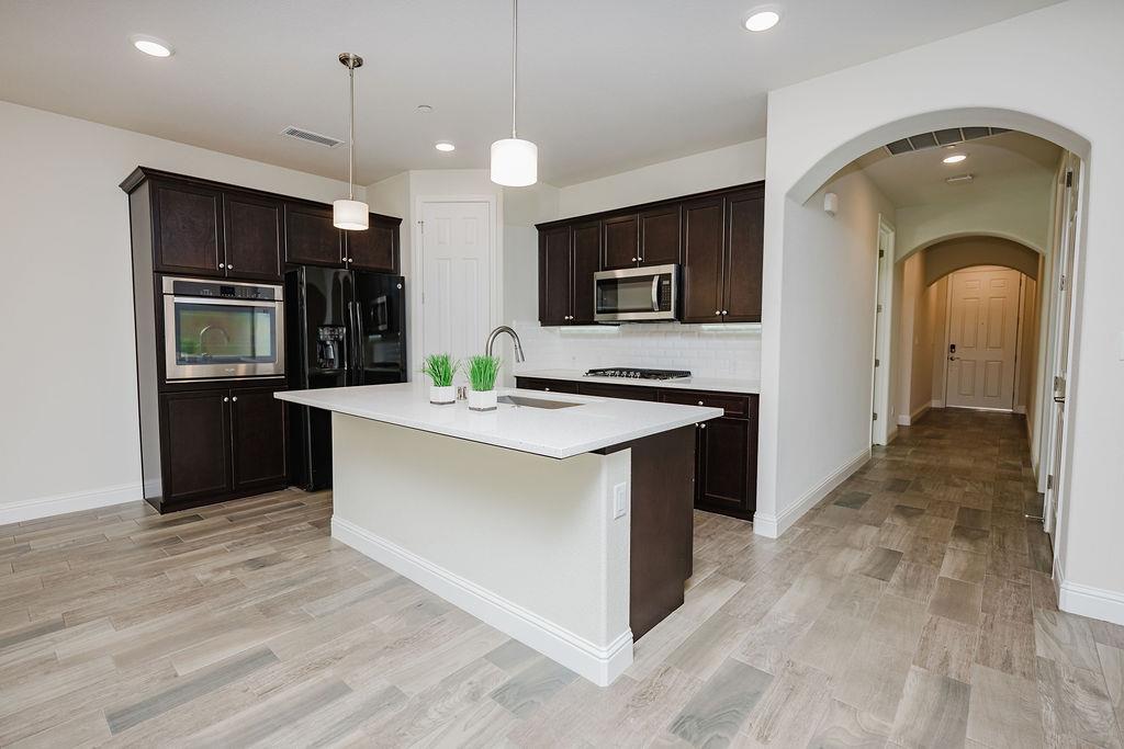 1407 E Via Azzurra Way, Fresno, CA 93730