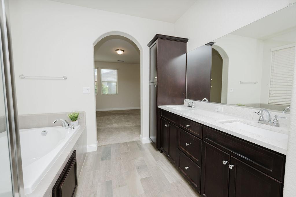 1407 E Via Azzurra Way, Fresno, CA 93730