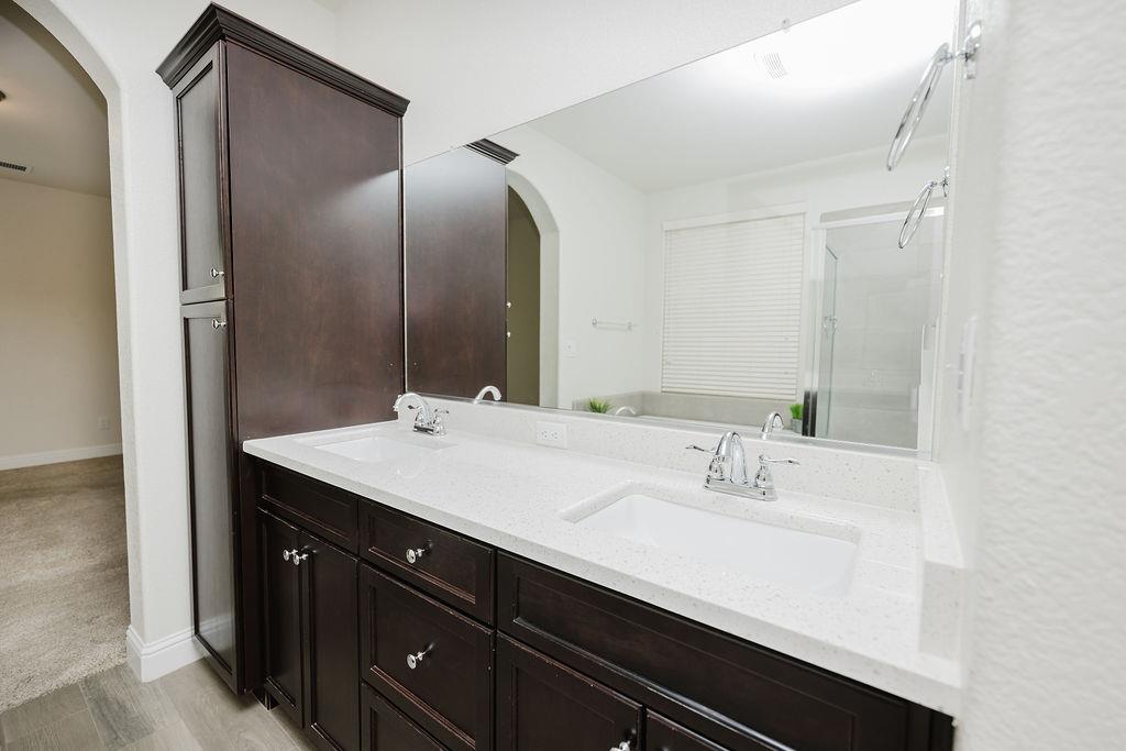 1407 E Via Azzurra Way, Fresno, CA 93730