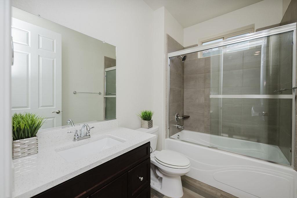 1407 E Via Azzurra Way, Fresno, CA 93730