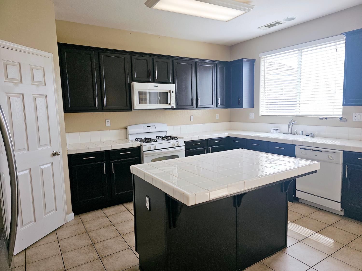 6653 E Braly Ave E, Fresno, CA 93727