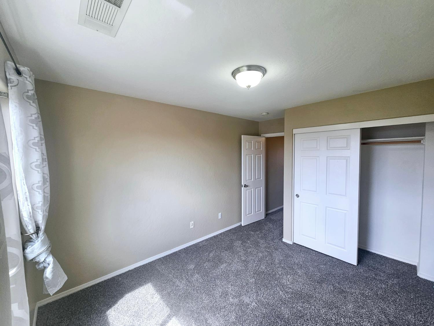 6653 E Braly Ave E, Fresno, CA 93727