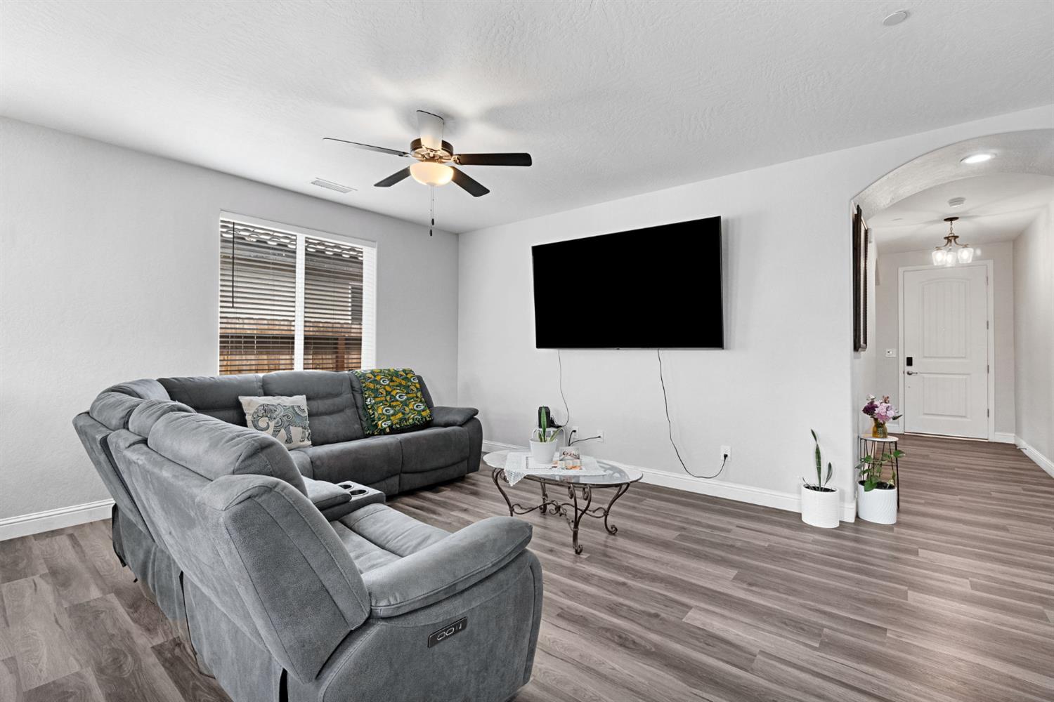 1121 Wasatch Dr, Madera, CA 93638