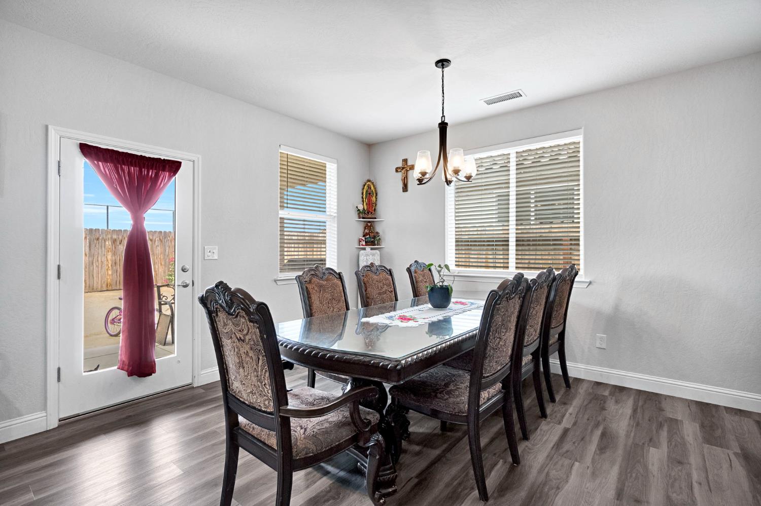 1121 Wasatch Dr, Madera, CA 93638