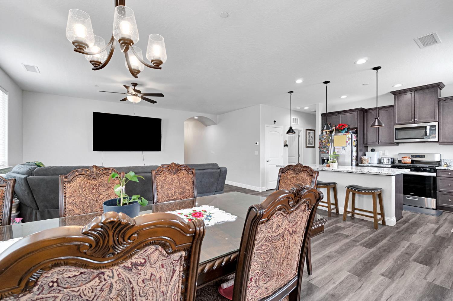 1121 Wasatch Dr, Madera, CA 93638