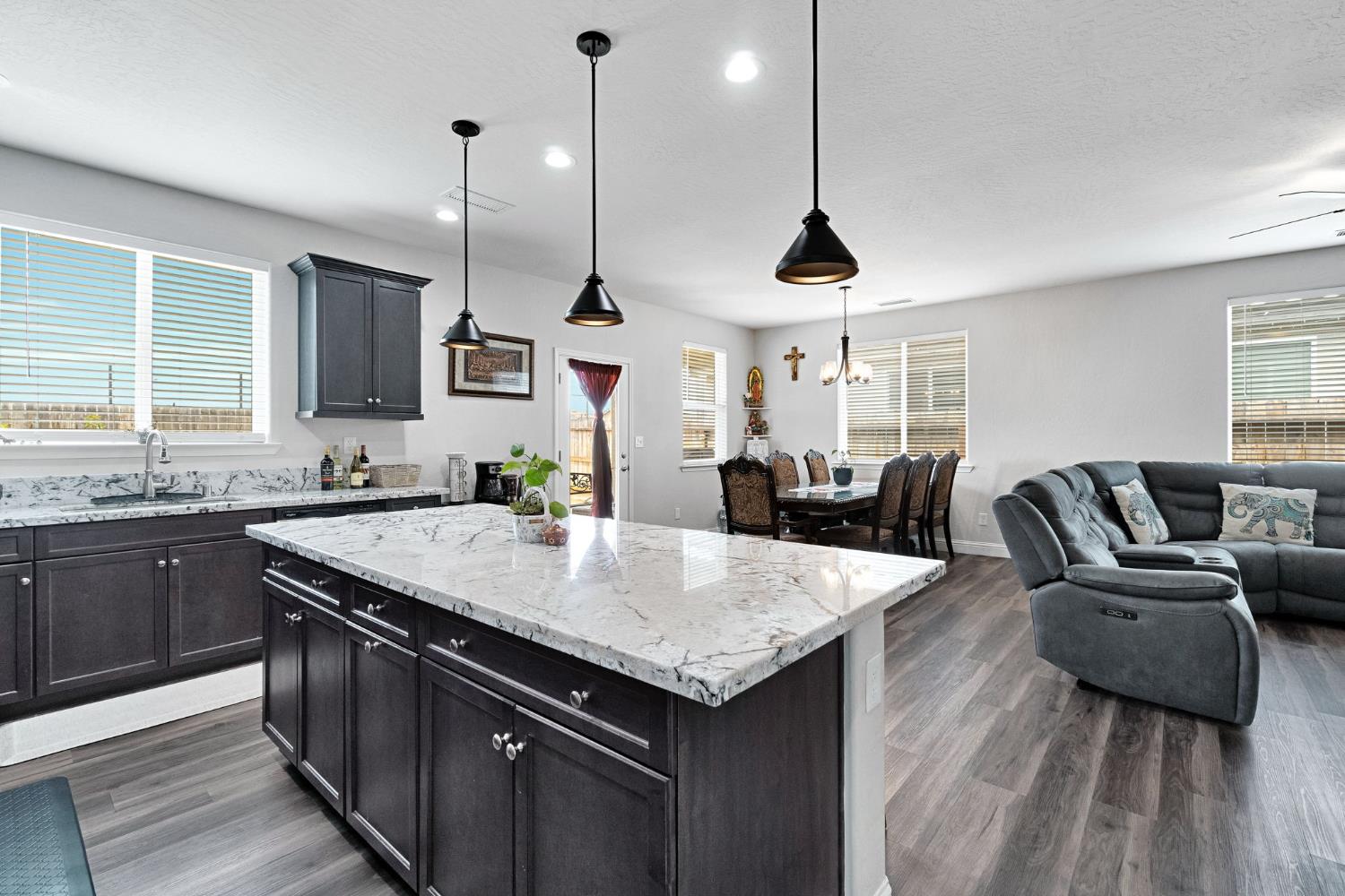 1121 Wasatch Dr, Madera, CA 93638