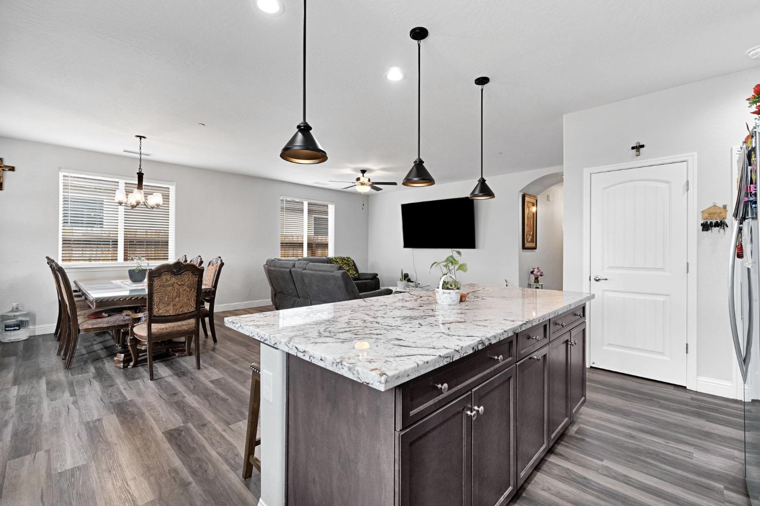 1121 Wasatch Dr, Madera, CA 93638