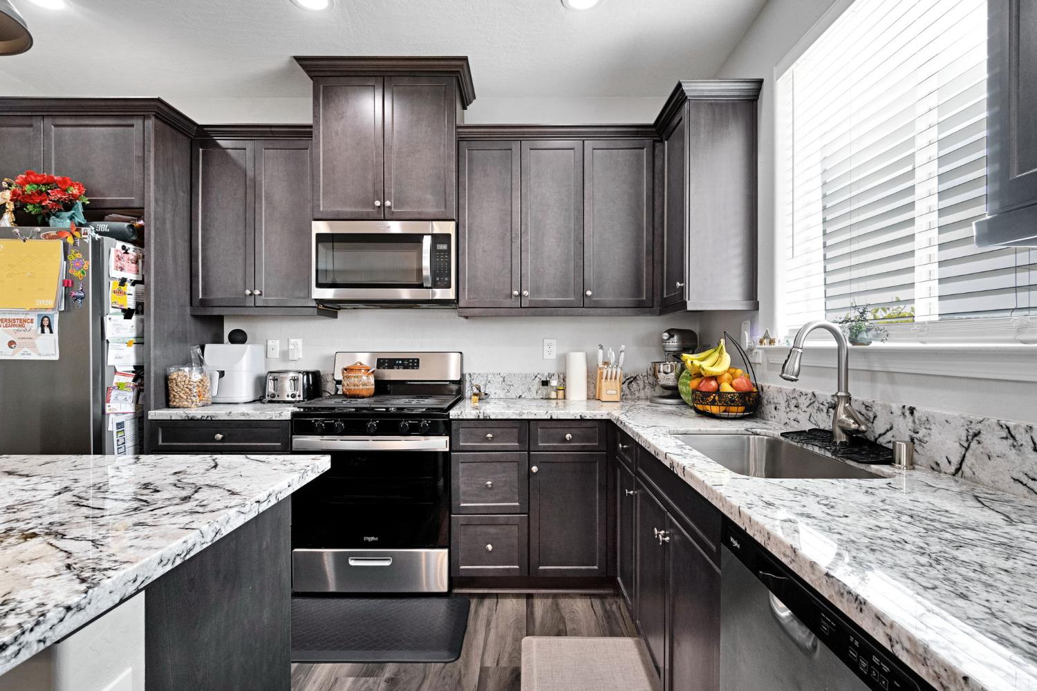 1121 Wasatch Dr, Madera, CA 93638