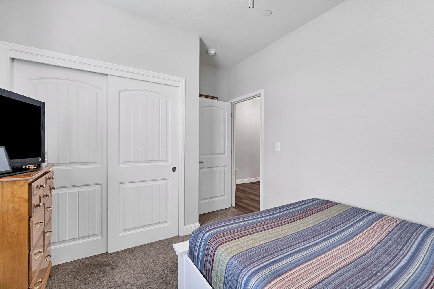1121 Wasatch Dr, Madera, CA 93638
