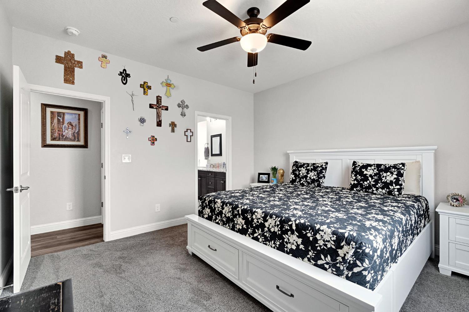 1121 Wasatch Dr, Madera, CA 93638