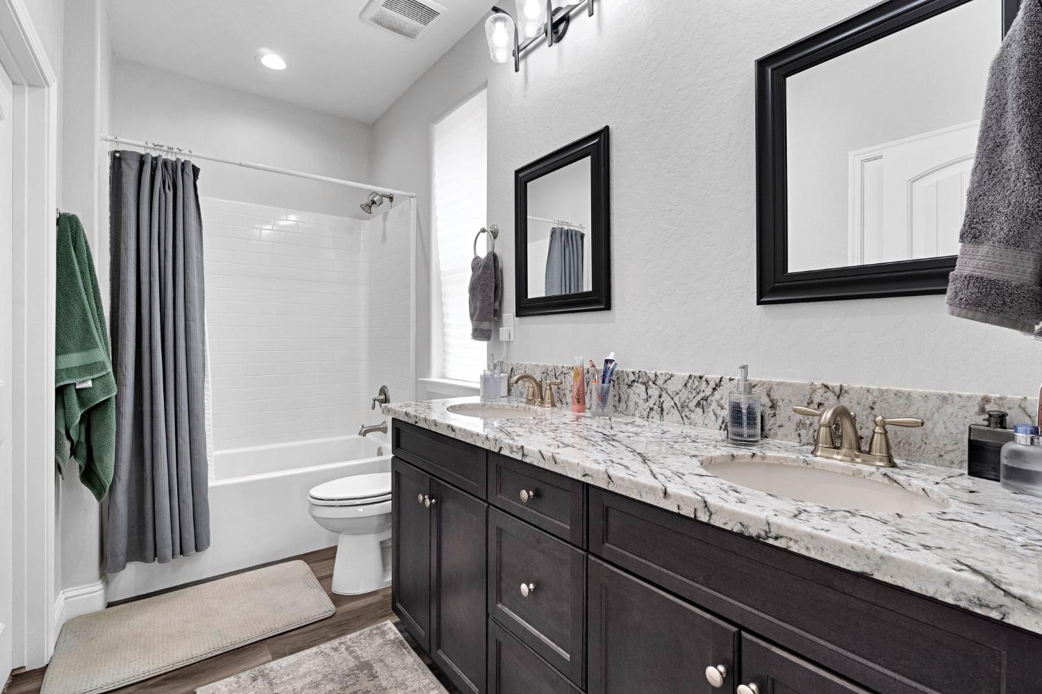 1121 Wasatch Dr, Madera, CA 93638