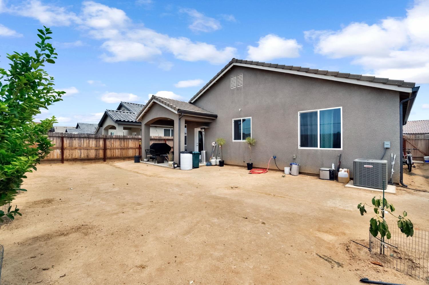 1121 Wasatch Dr, Madera, CA 93638