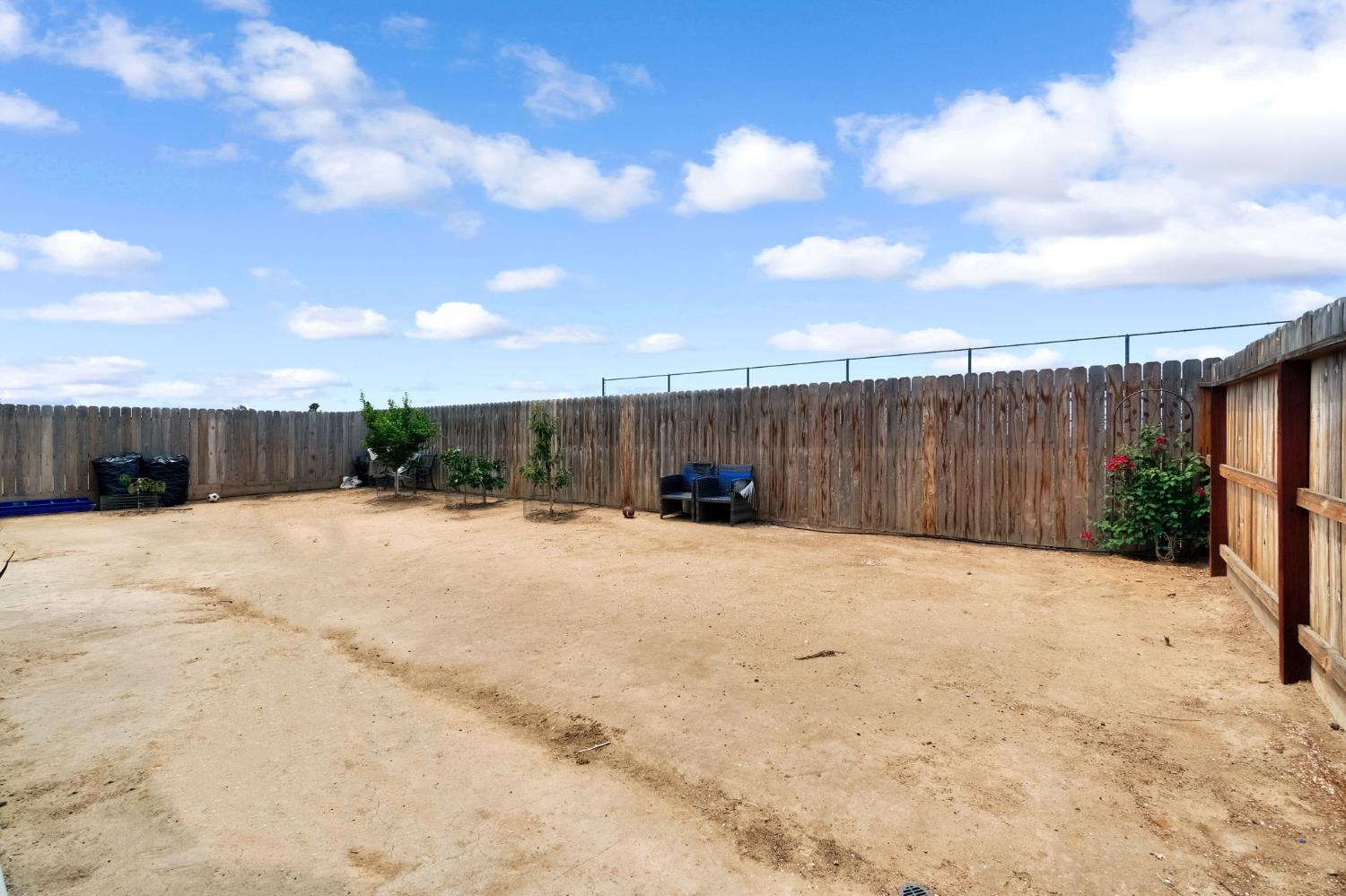 1121 Wasatch Dr, Madera, CA 93638