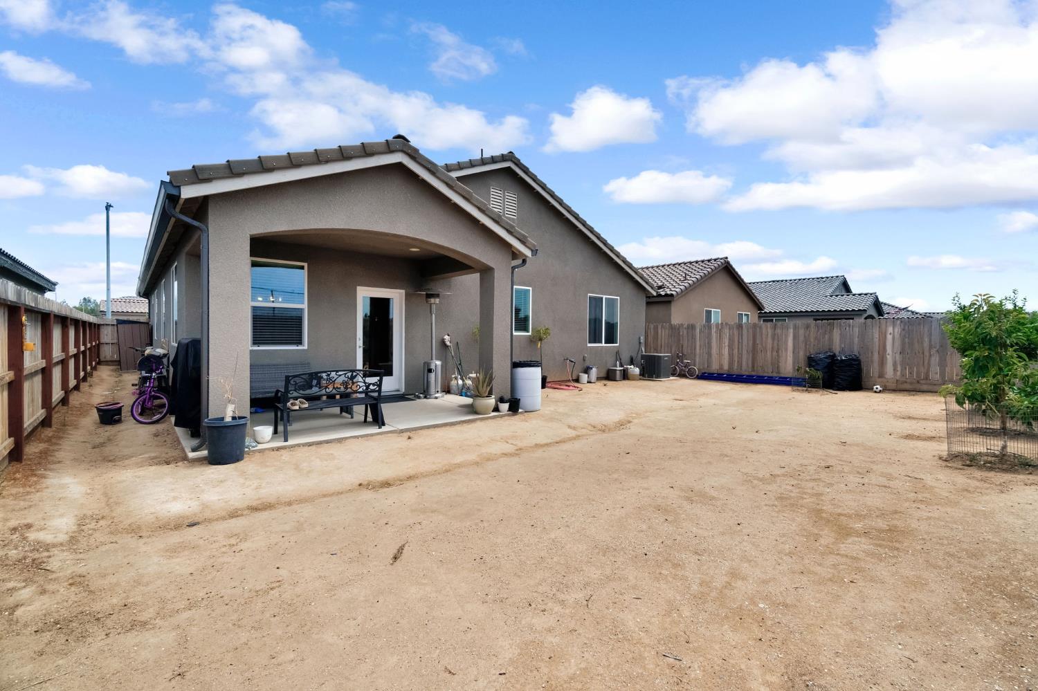 1121 Wasatch Dr, Madera, CA 93638