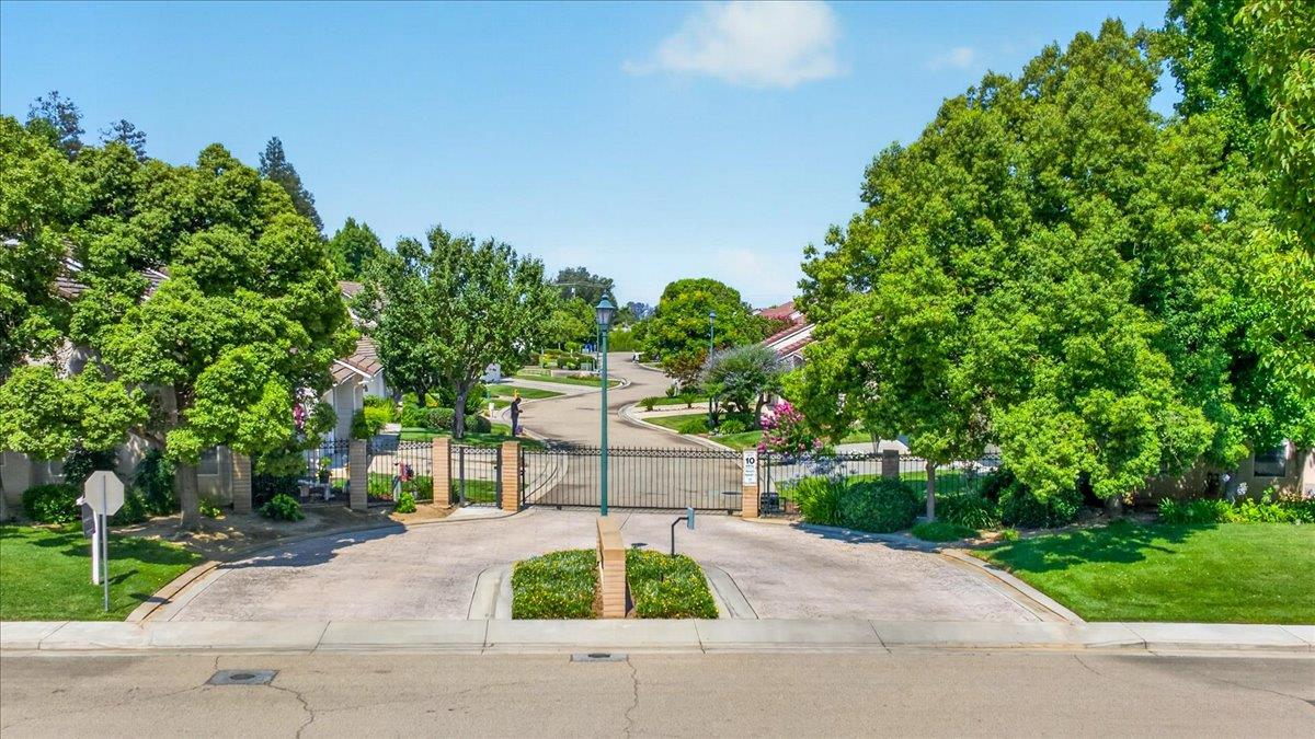 337 Village Drive, Dinuba, CA 93618