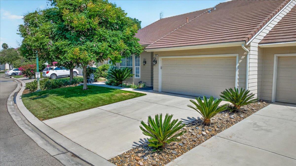 337 Village Drive, Dinuba, CA 93618