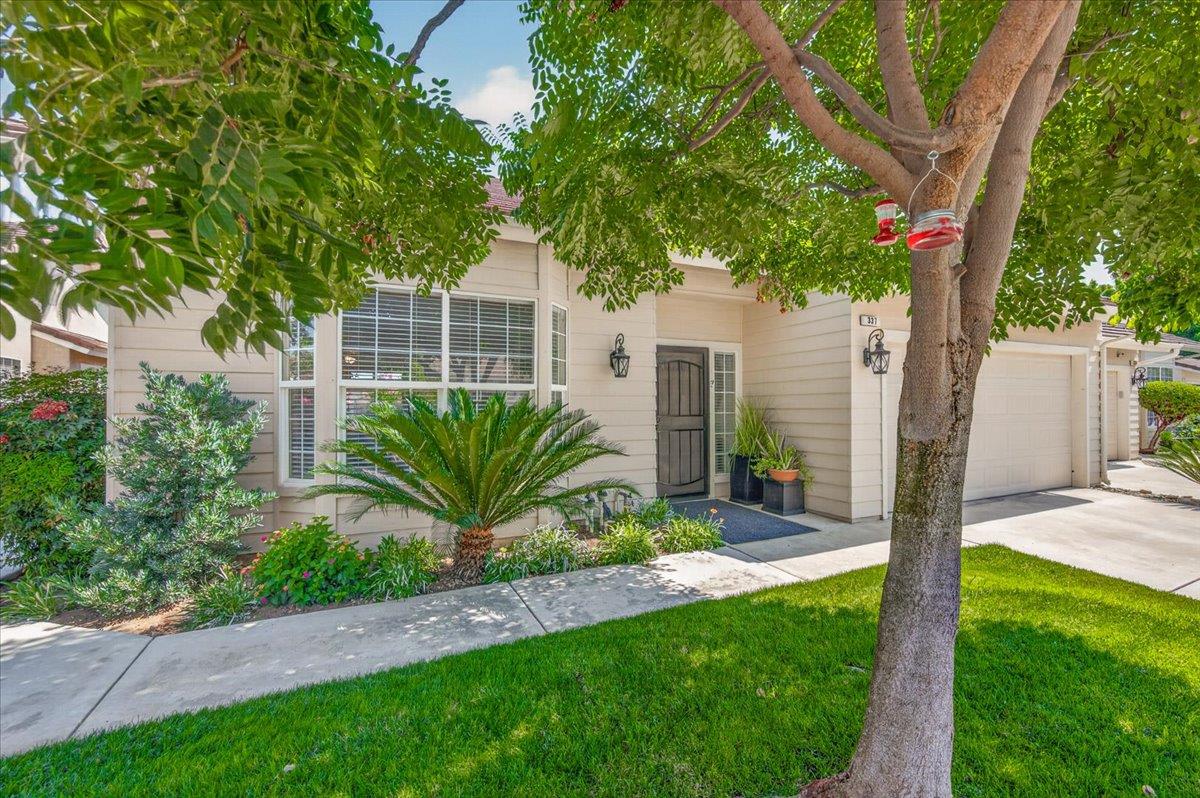 337 Village Drive, Dinuba, CA 93618