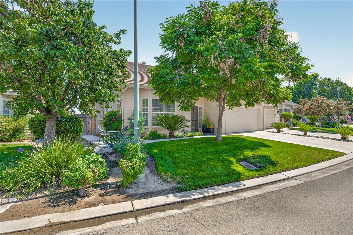 337 Village Drive, Dinuba, CA 93618