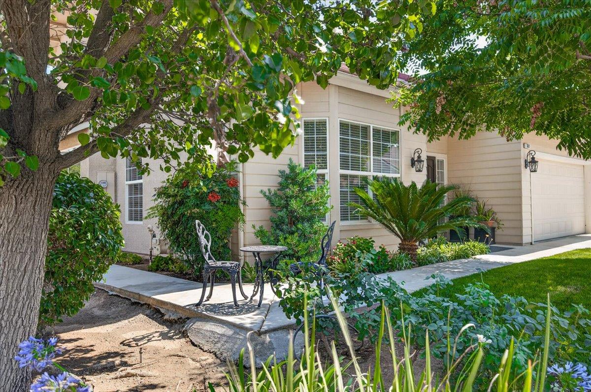 337 Village Drive, Dinuba, CA 93618
