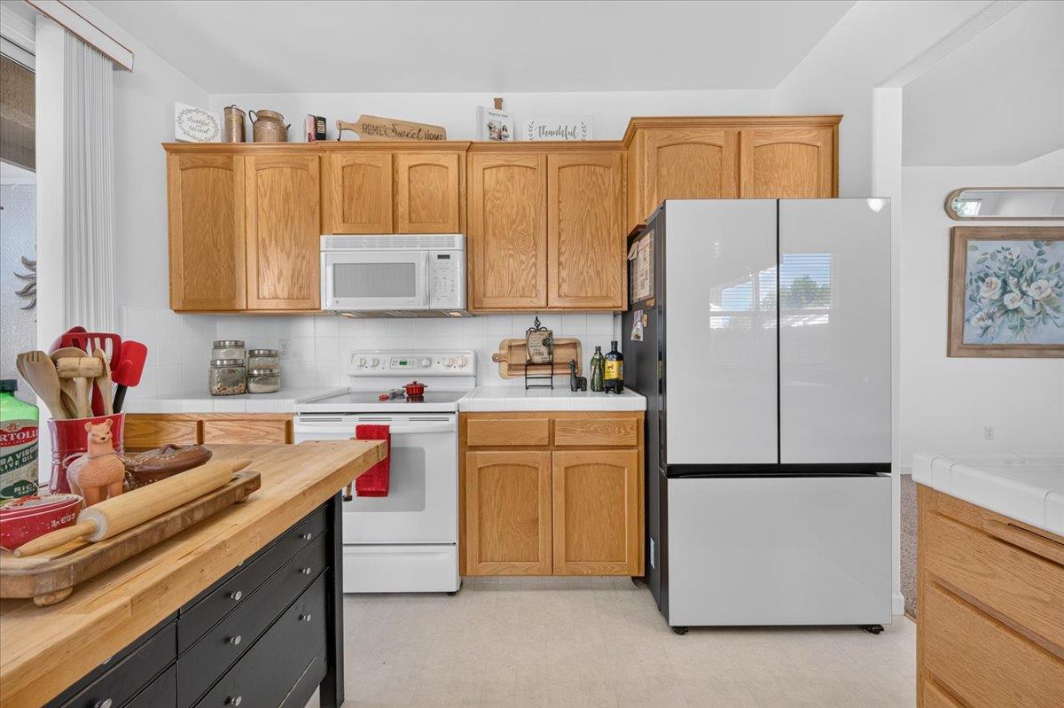 337 Village Drive, Dinuba, CA 93618