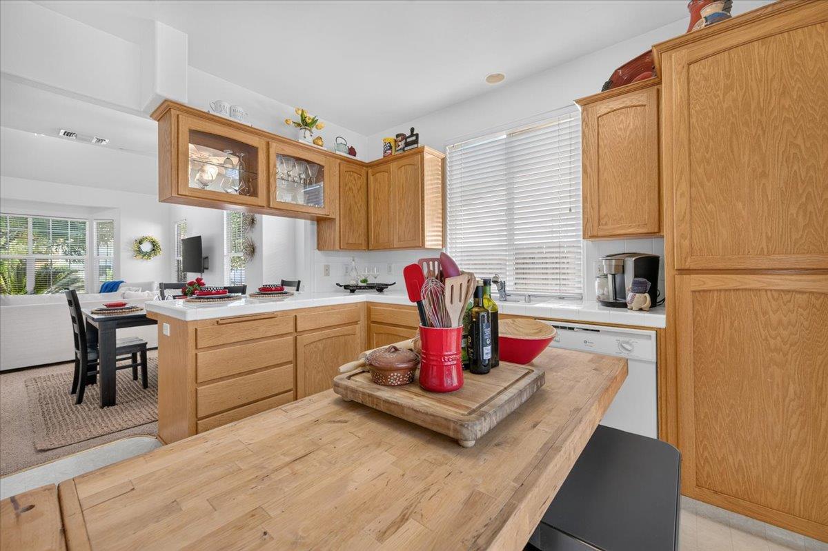 337 Village Drive, Dinuba, CA 93618