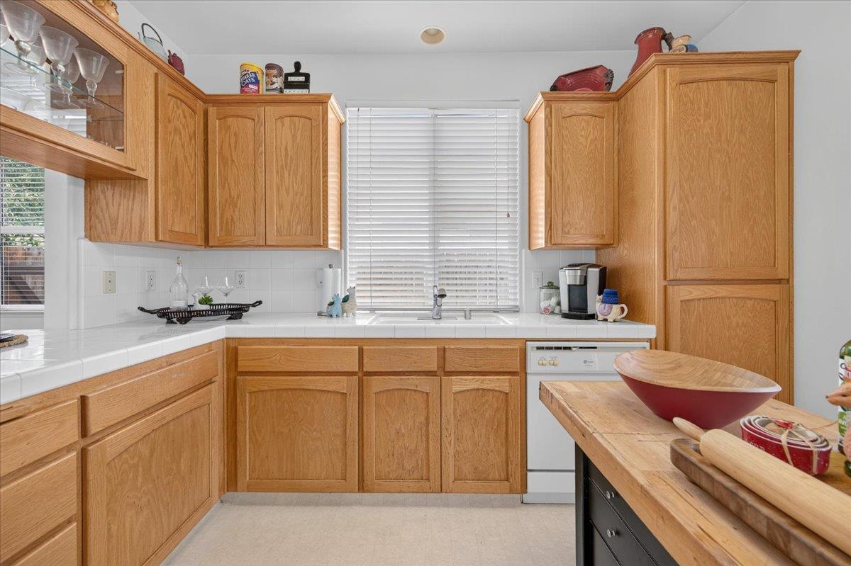337 Village Drive, Dinuba, CA 93618