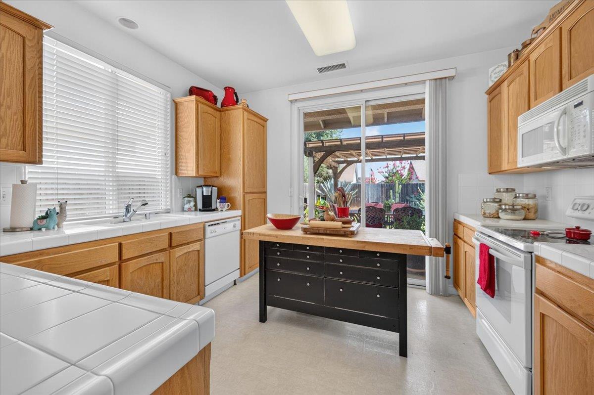 337 Village Drive, Dinuba, CA 93618