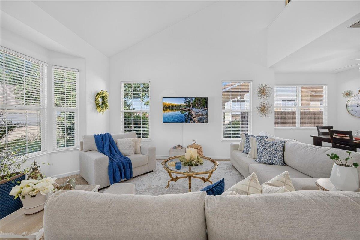 337 Village Drive, Dinuba, CA 93618