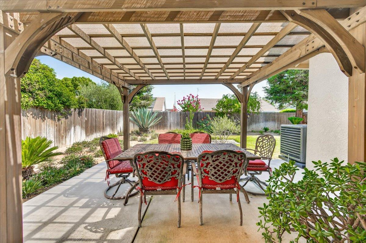337 Village Drive, Dinuba, CA 93618