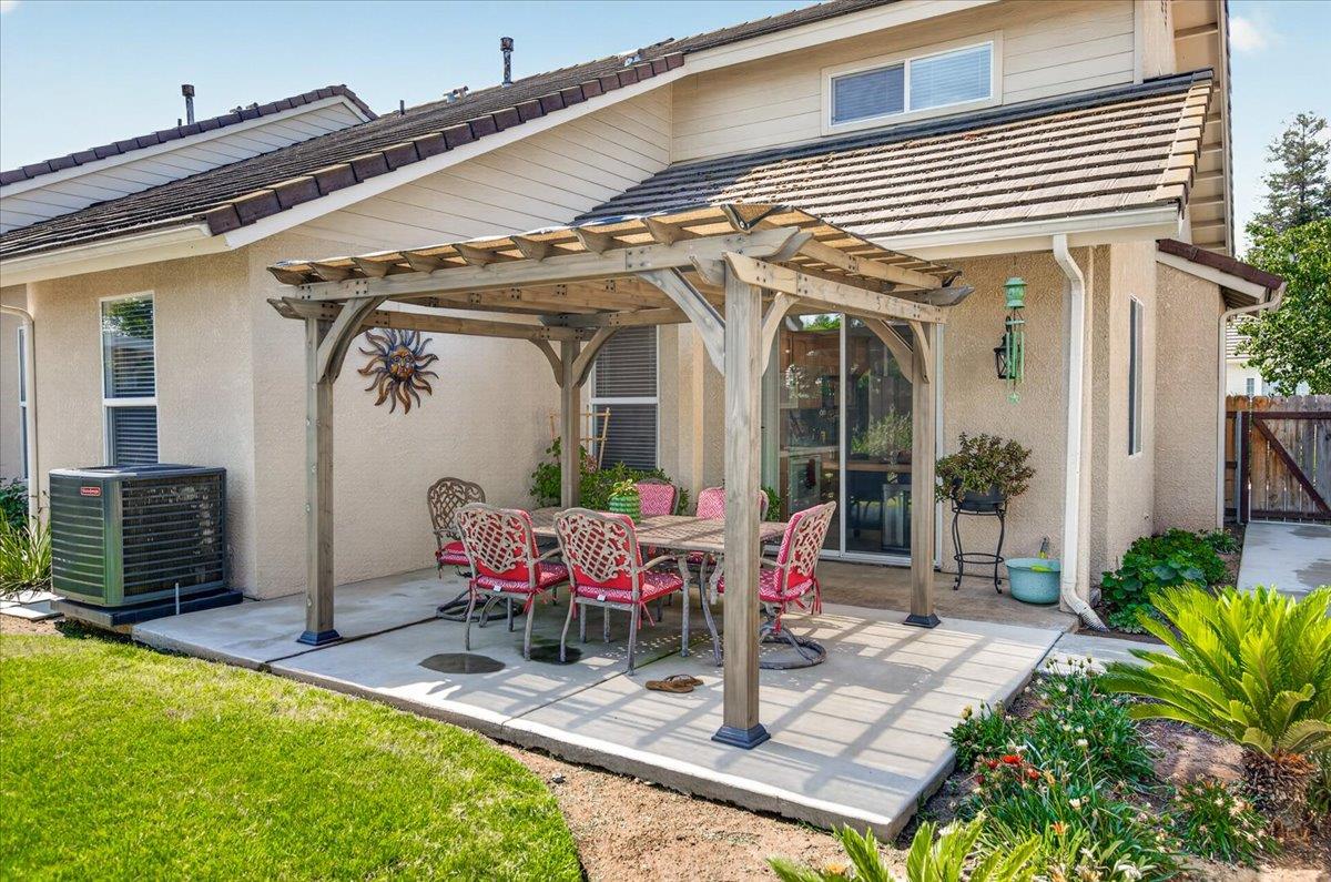 337 Village Drive, Dinuba, CA 93618