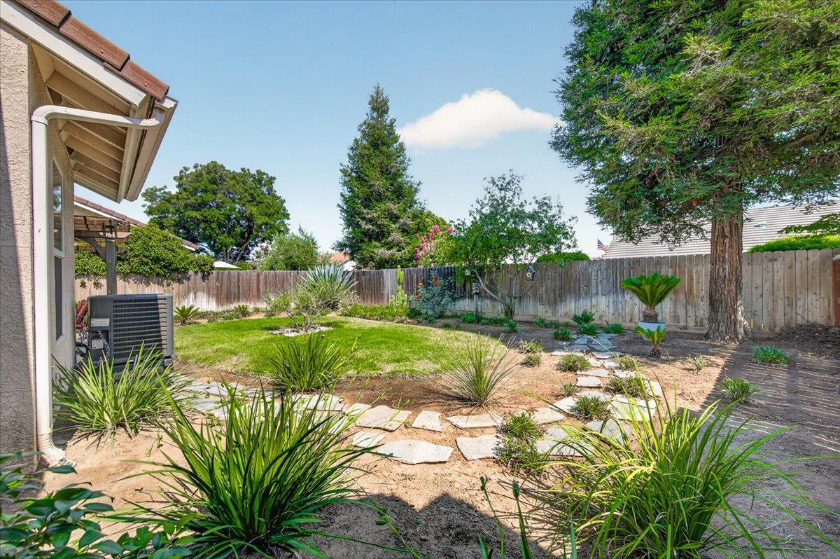 337 Village Drive, Dinuba, CA 93618