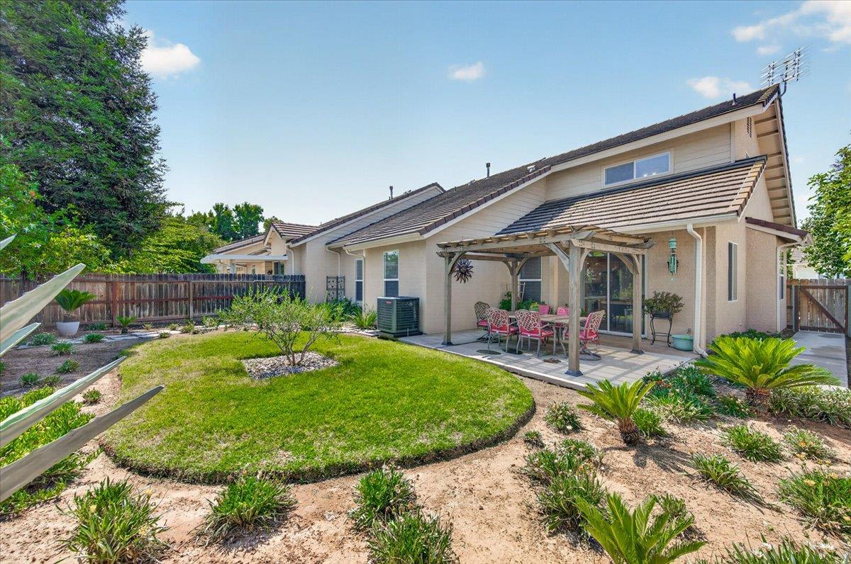 337 Village Drive, Dinuba, CA 93618