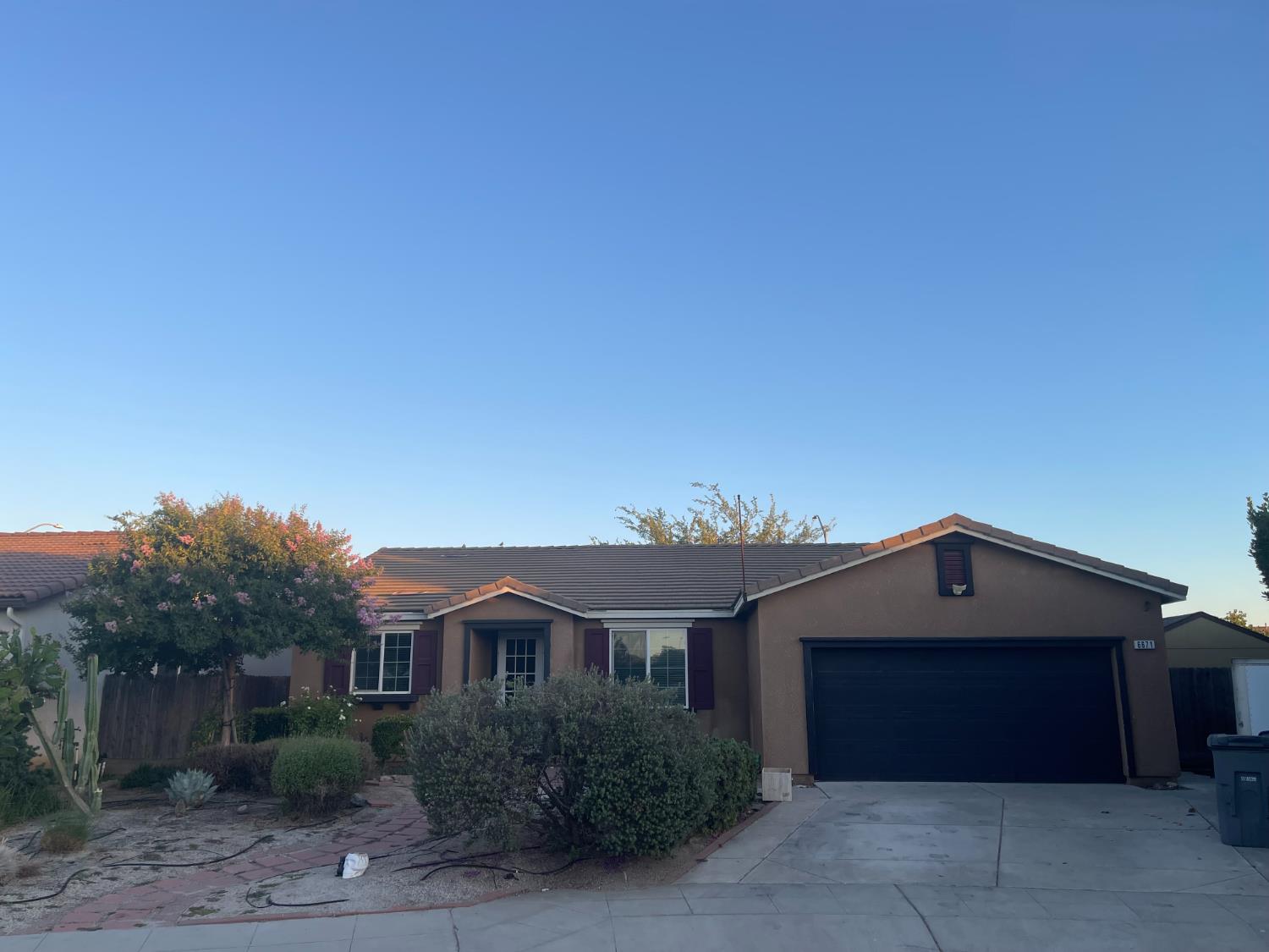 6671 E Harwood Ave, Fresno, CA 93727