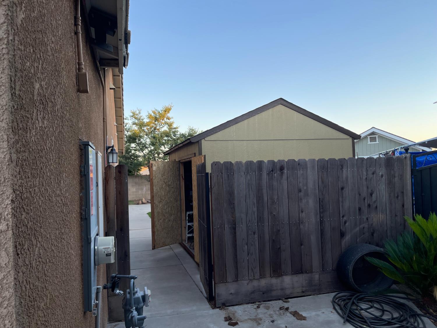 6671 E Harwood Ave, Fresno, CA 93727
