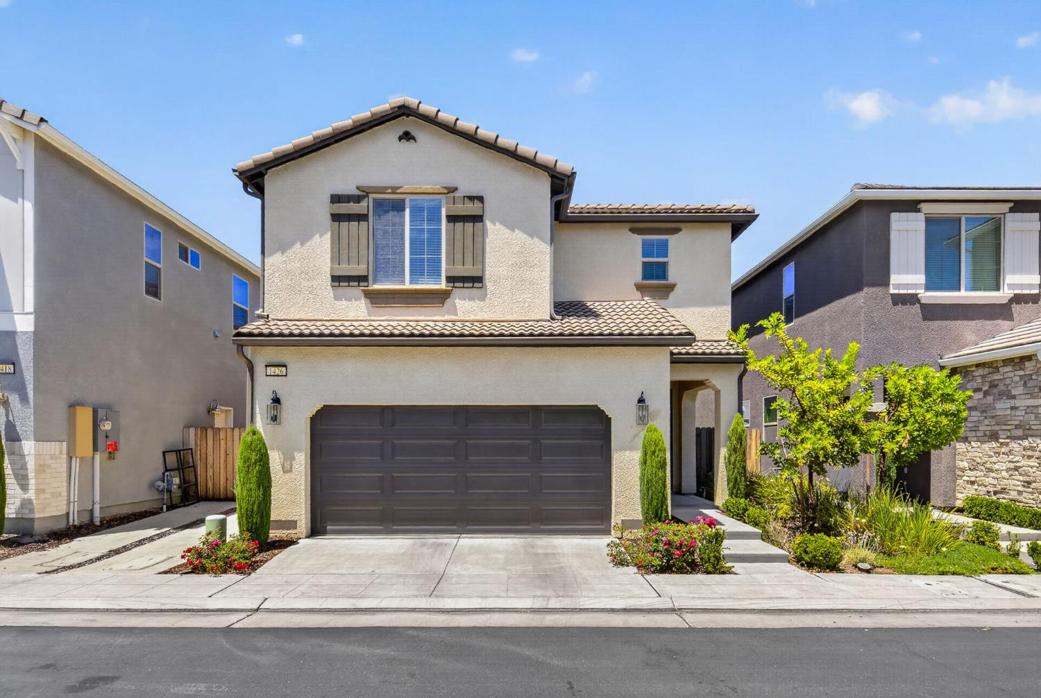 1426 E Via Dorata Way, Fresno, CA 93730