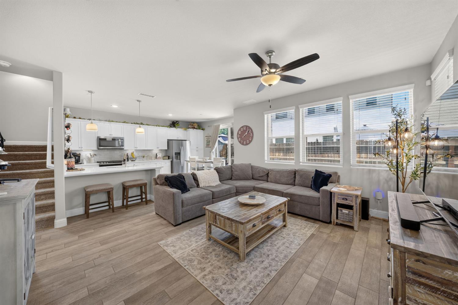 1426 E Via Dorata Way, Fresno, CA 93730