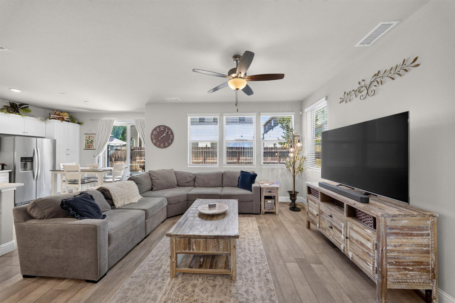 1426 E Via Dorata Way, Fresno, CA 93730