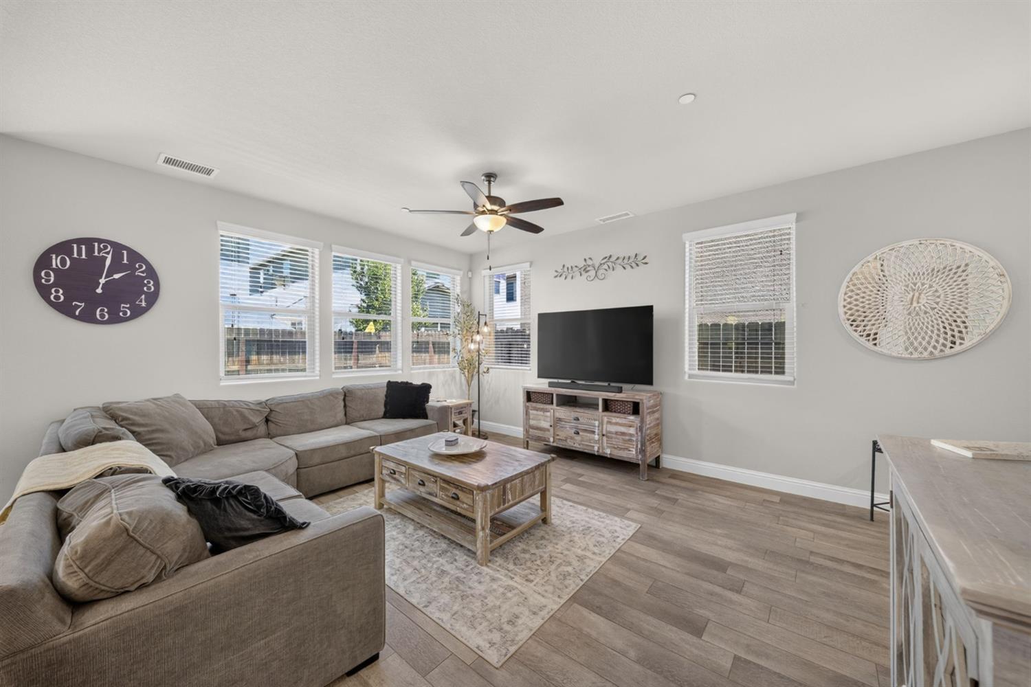 1426 E Via Dorata Way, Fresno, CA 93730