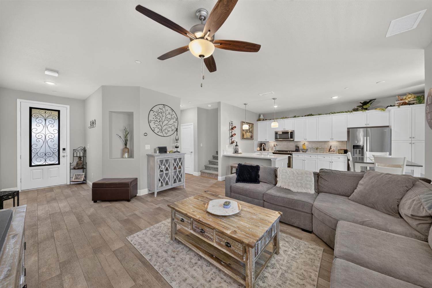 1426 E Via Dorata Way, Fresno, CA 93730