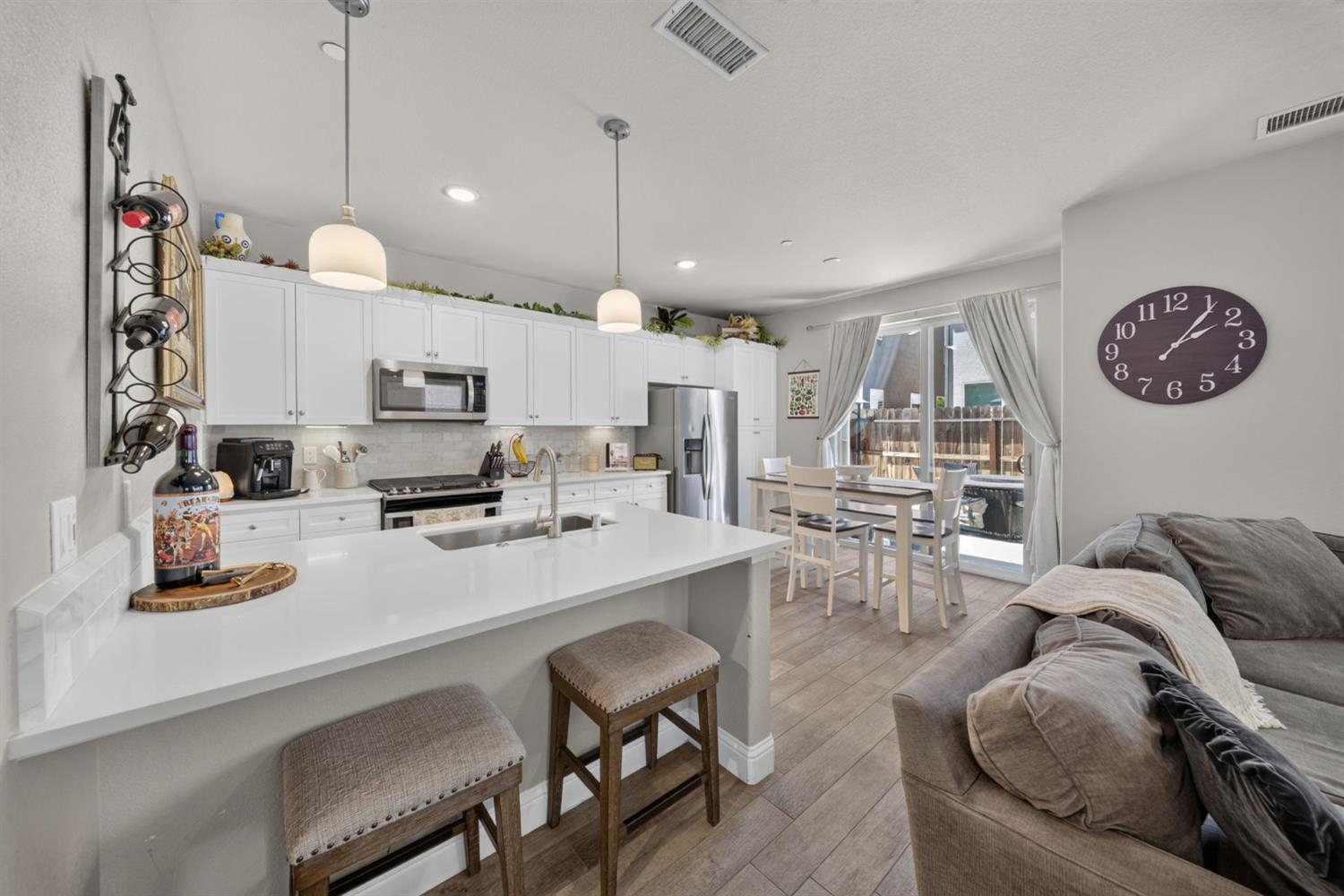 1426 E Via Dorata Way, Fresno, CA 93730