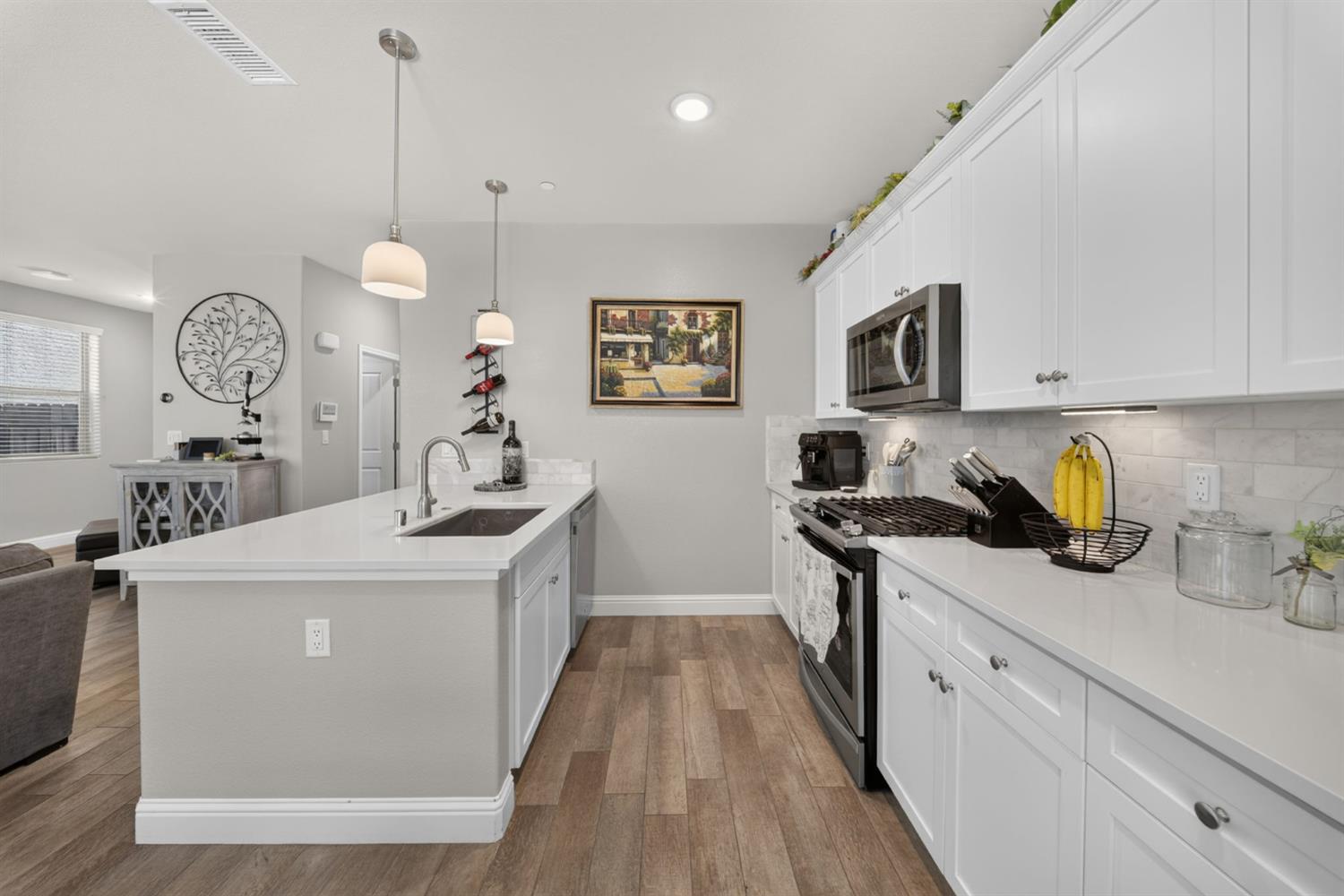 1426 E Via Dorata Way, Fresno, CA 93730