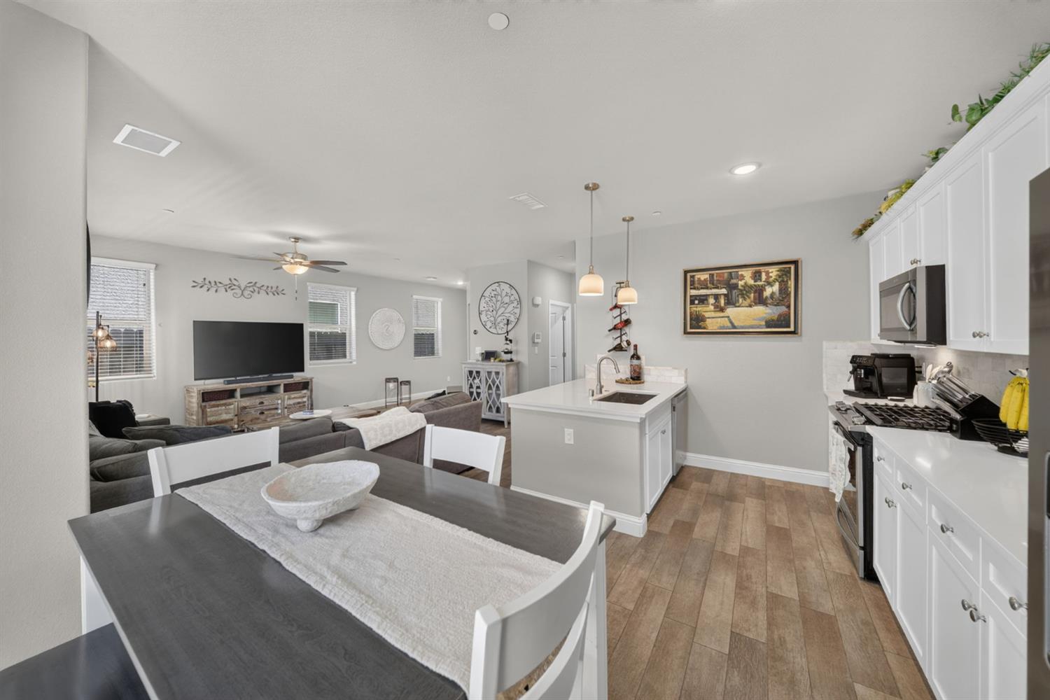 1426 E Via Dorata Way, Fresno, CA 93730