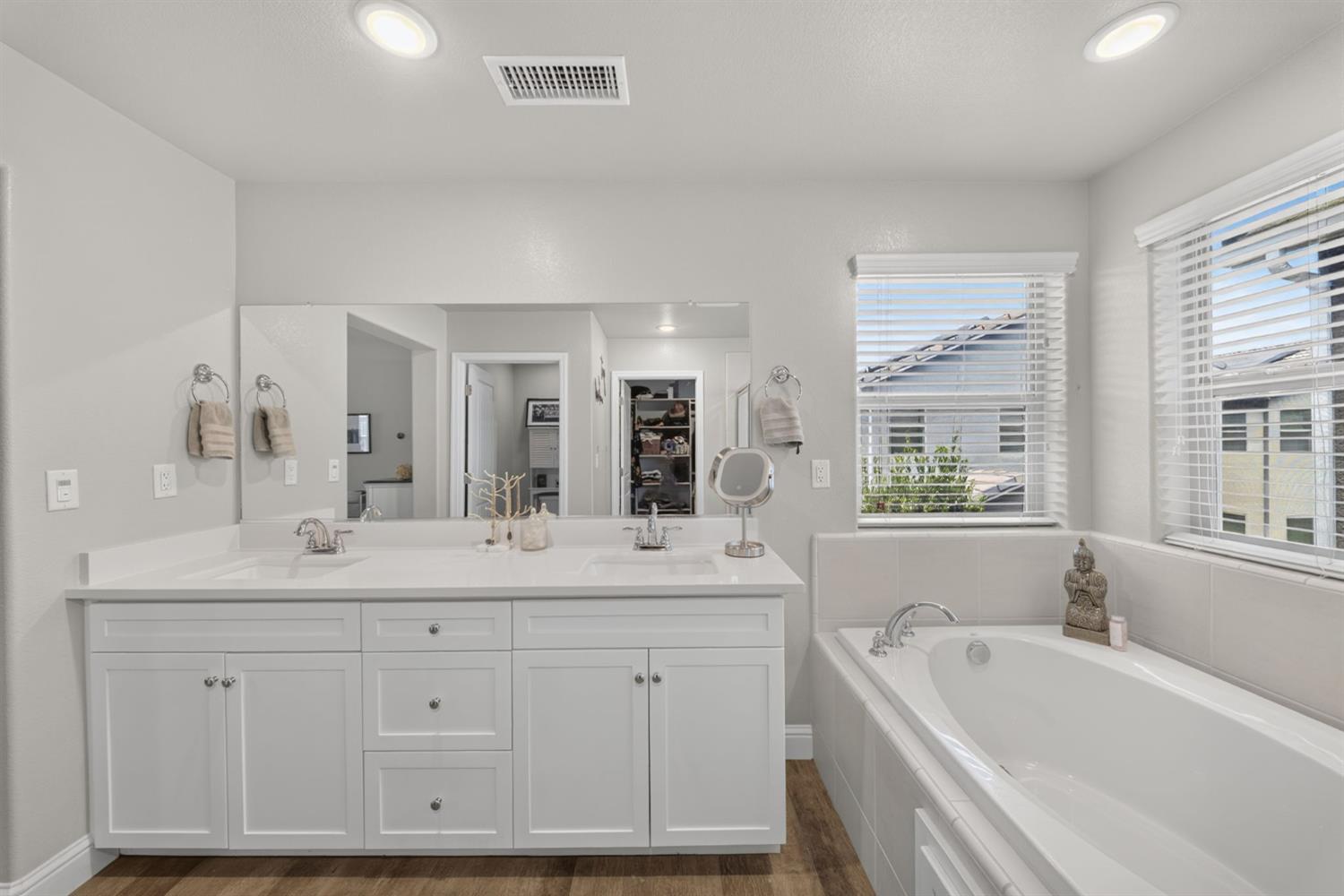1426 E Via Dorata Way, Fresno, CA 93730