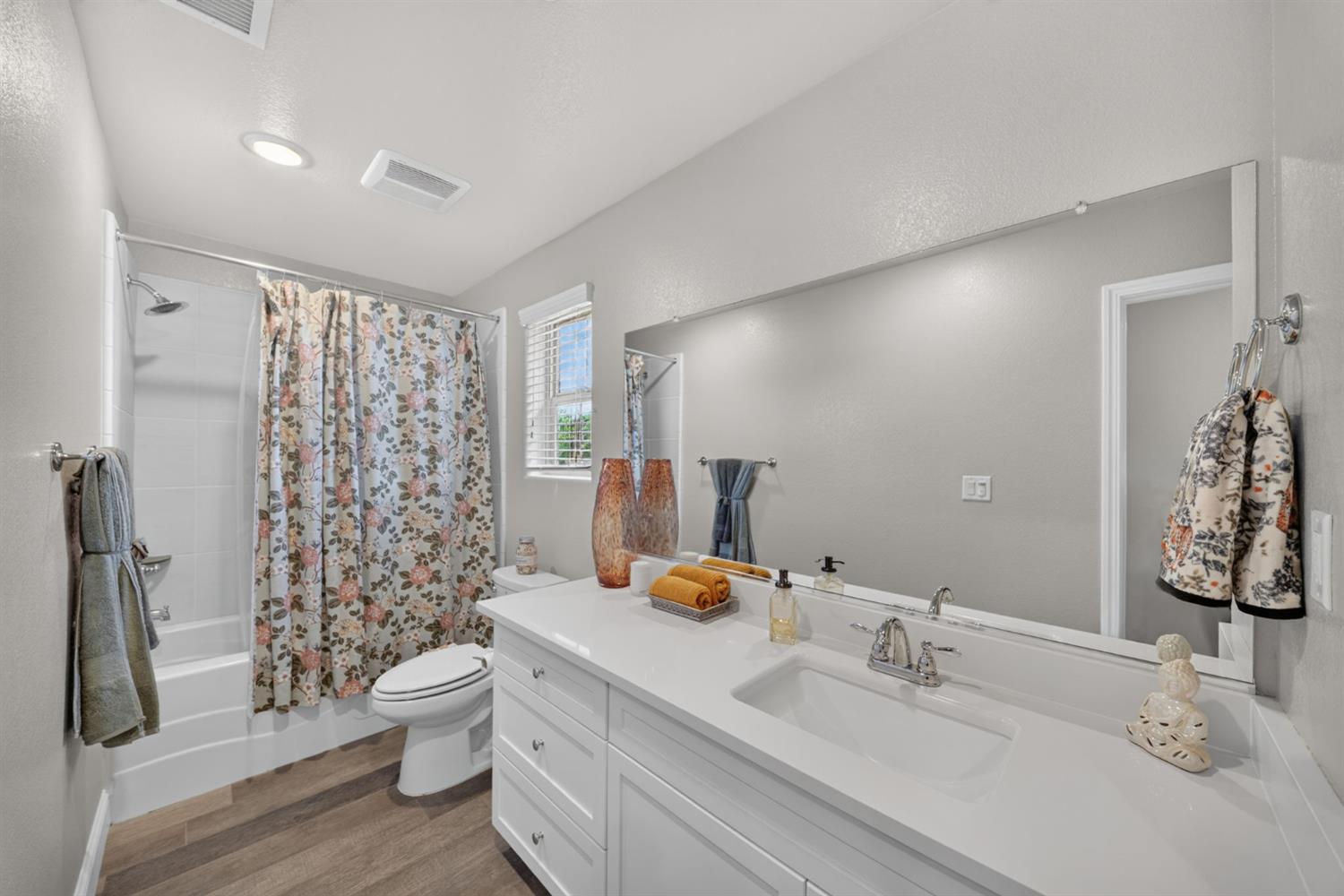 1426 E Via Dorata Way, Fresno, CA 93730