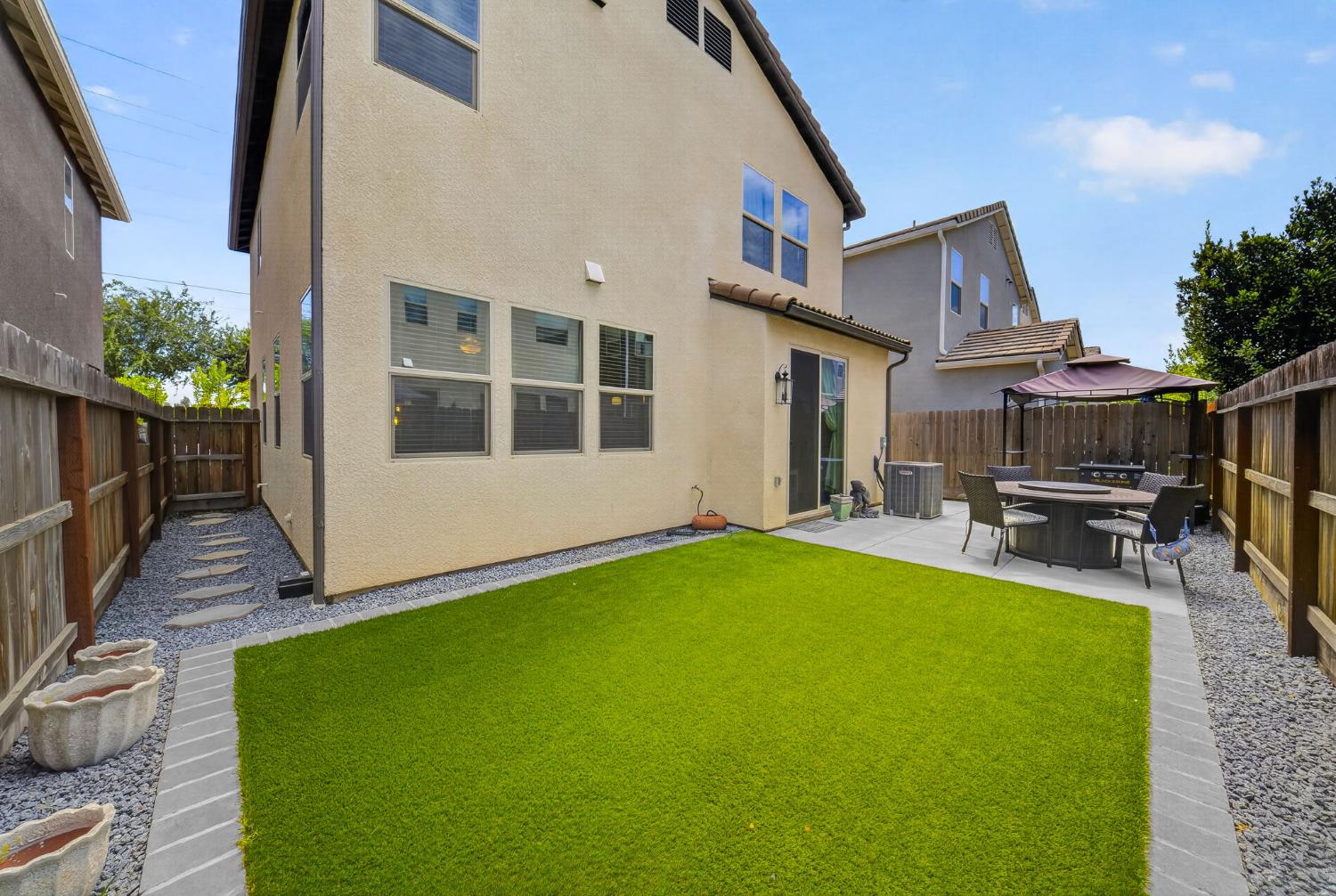1426 E Via Dorata Way, Fresno, CA 93730